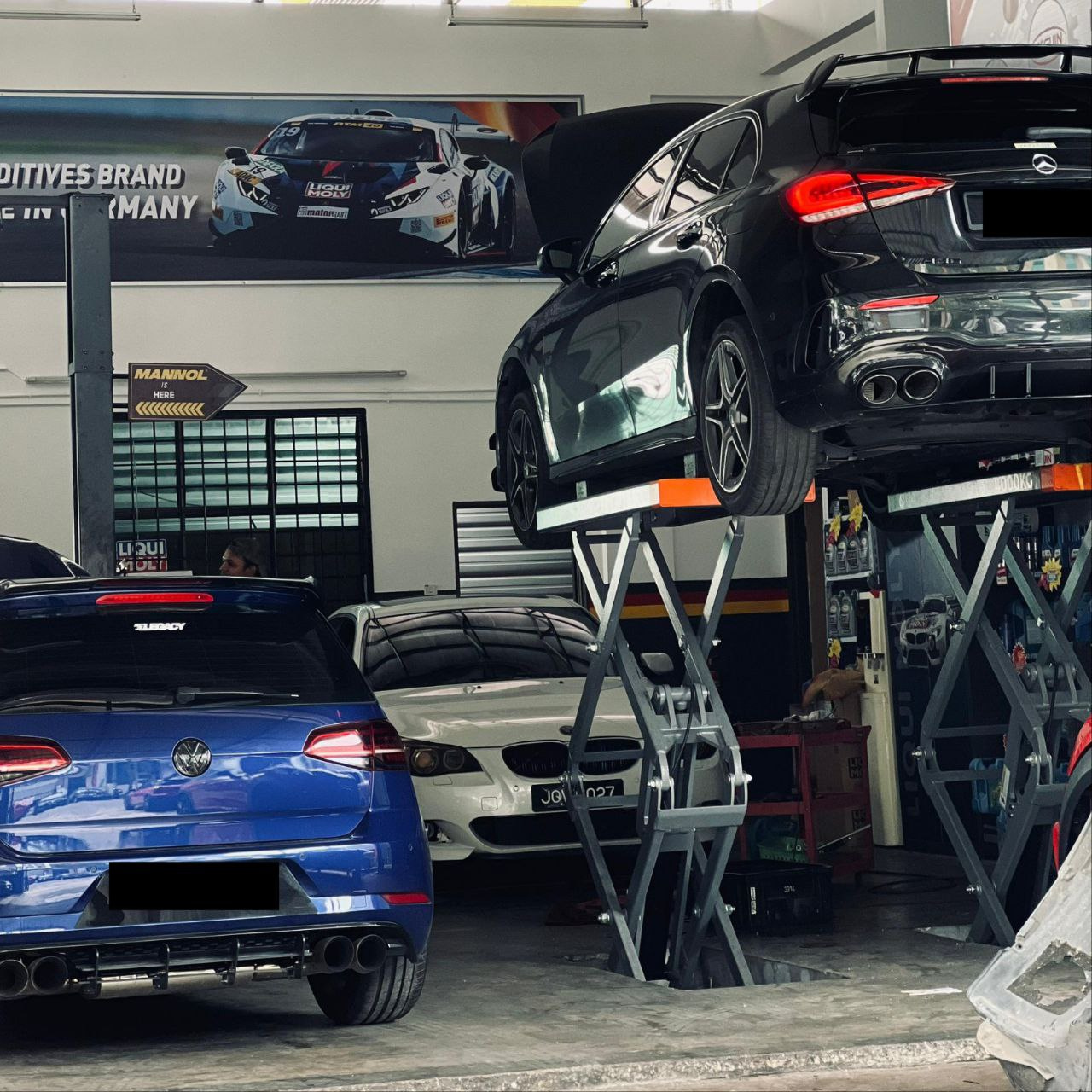 Contitech Automobiles workshop and team